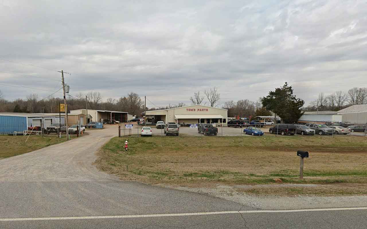 Tom's Parts & Salvage at 369 Old Hwy 24, Decatur, AL 35601